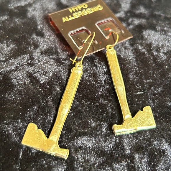 DEADSTOCK 1980’s VINTAGE GOLD PLATED AXE EARRINGS - Picture 2 of 4